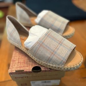 Born Women’s Seak Sandal Taupe Beige Fabric 9M